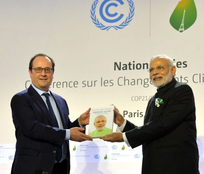 Narendra Modi and France President Francois Hollande at COP21 Summit in Paris