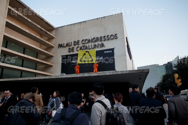 Greenpeace protests at MWC